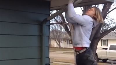 سقوط مروع لشاب حاول استعراض مهاراته (فيديو)