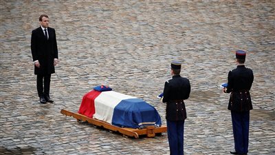 تشييع «شهيد الإنسانية» من جوار قبر نابليون بونابرت (فيديو وصور)