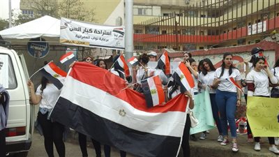 حسناوات الهرم يستقبلن المواطنين أمام لجان الانتخابات (صور)