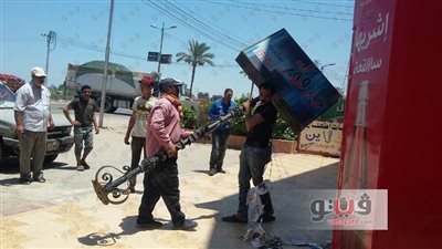 بالصور.. حملة لإزالة الإعلانات المخالفة على طريق الشعراء بدمياط