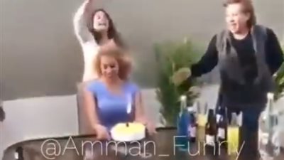 عائلة تلقن فتاة درسا قاسيا في عيد ميلادها (فيديو)