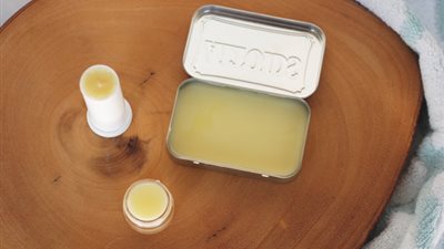 5 فوائد جمالية يحققها بلسم الشفاة للشعر والبشرة