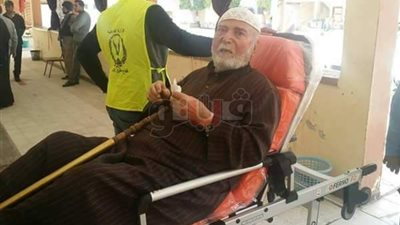 سيارة إسعاف تنقل مسنًا وزوجته للجان الانتخابية بالعريش (صور)