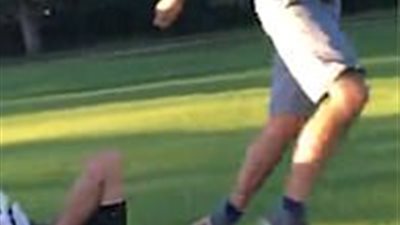 بالفيديو والصور.. كيف تخلص شابان من الملل خلال لعب الجولف