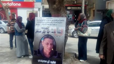أسرة الشهيد محمد حبشي تدعو المواطنين للتصويت بصورة وأعلام مصر (صور)