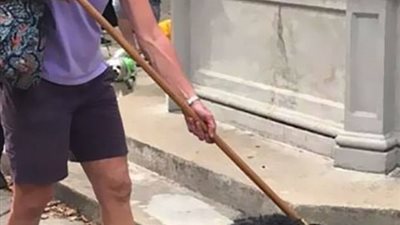 بالفيديو والصور.. كلب يتخفى على شكل ممسحة احتفالا بالهالوين