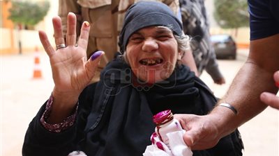 قاض يساعد مسنة على الإدلاء بصوتها خارج اللجنة (فيديو)