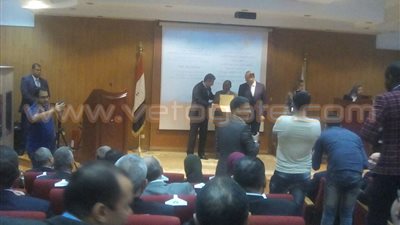 بالصور.. وزير الطيران يكرم الدارسين الأفارقة بحفل الملاحة الجوية