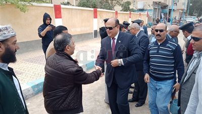 محافظ مطروح يتفقد اللجان الانتخابية (صور)