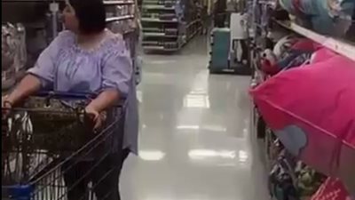 بالفيديو.. رجل يرعب امرأة داخل سوبر ماركت بسبب رأس «باندا»