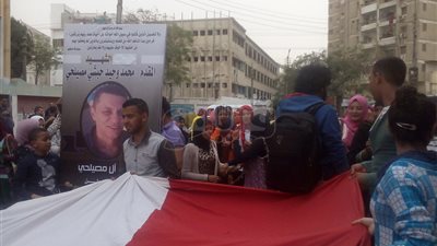 طلاب جامعة المنيا يقودون مسيرات لحث المواطنين على التصويت (فيديو)