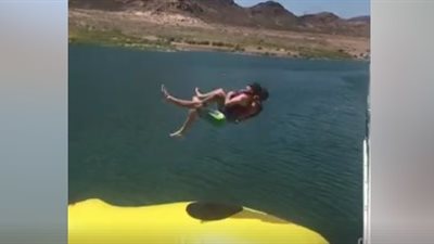 بالفيديو.. شابان يتسببان في سقوط مروع لصديقهما في البحر