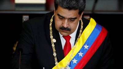 عسكريون يسيطرون على الحرس الجمهوري بفنزويلا ويطالبون الرئيس بالتنحي