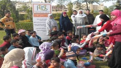 تسليم 520 زيًا مدرسيًا كاملا للأطفال الأيتام بالفيوم