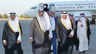 مستشار الملك السعودي يصل الكويت بعد قرار عزل قطر