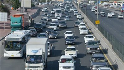 كثافات مرورية بسبب انفجار ماسورة مياه صرف صحي أسفل الأتوستراد