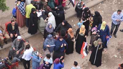 رقص وزحام أمام لجان الانتخابات بشبرا الخيمة (فيديو وصور)