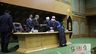 بالصور.. أوائل جامعة الأزهر يقبلون يد الإمام الأكبر