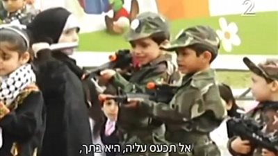 بالصور.. جمعية خيرية في بريطانيا تدرب أطفالا على عمليات الطعن