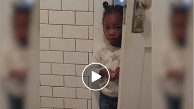 بالفيديو.. شاهد ما فعلته طفلة بعد دخول والدتها الحمام