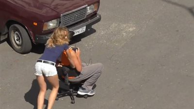 بالفيديو.. لحظة اصطدام سيارة بشاب يرتدي نظارات جوجل