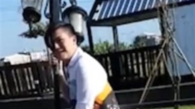 بالفيديو والصور.. شاب يسقط عمود إنارة بضربة رأس