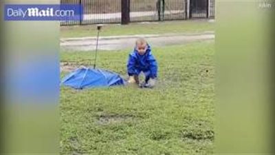 بالفيديو والصور.. طفل يرفض سخرية والدته من سقوطه