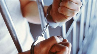 القبض على شخص اشترك مع آخر في الاحتيال على الشباب بزعم تسفيرهم