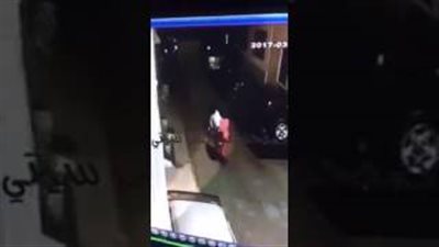 بالفيديو.. 3 سيدات يلقن لصا درسًا قاسيًا