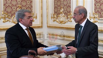 وزير المالية يسلم رئيس الوزراء الموازنة تمهيدا لرفعها للبرلمان