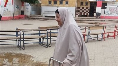 عجوز تصل لجنة الانتخابات في المرج على مشاية (صور)