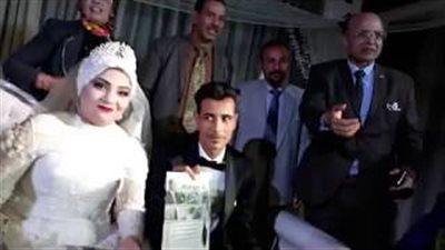 عروسان يوقعان استمارة «كلنا معاك» لتأييد السيسي بحفل زفافهما بأسيوط (صور)