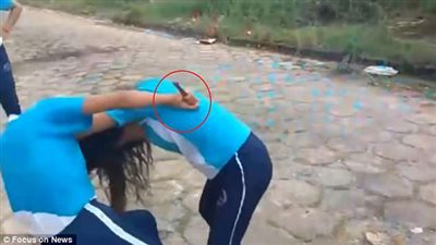 شجار بين فتاتين تدعمه والدة إحداهما بسكين (فيديو وصور)