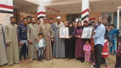 أسرة شهيد سيناء يدلون بأصواتهم في بني سويف