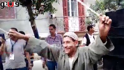 ناخب يطلب من ضابط جيش تشغيل الأغاني لرغبته في الرقص بشبراالخيمة