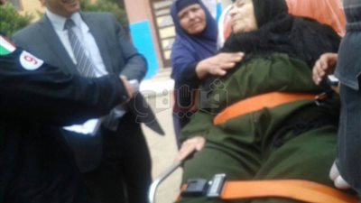 سيارة إسعاف تحمل قعيدة بكفرالشيخ إلى لجنتها الانتخابية