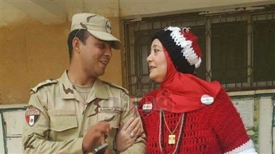 سيدة ترتدي فستان كروشيه على شكل علم مصر في الانتخابات الرئاسية