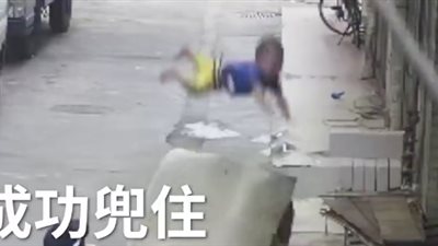 العناية الإلهية تنقذ طفلا من الموت (فيديو)