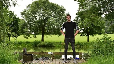 شاب يعثر على كنز بقاع بحيرة (فيديو وصور)