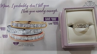 بالصور.. نساء يلقن امرأة تكره خاتم خطبتها درسا قاسيا