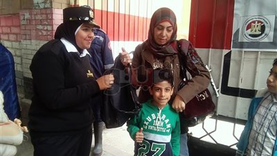 الشرطة النسائية تساعد كبار السن في الإسكندرية (صور)
