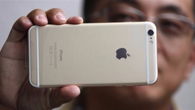 «آبل» تنفي تقليل دقة البصمة بهواتف «آي فون»