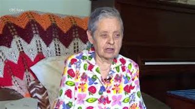 بالفيديو.. عجوز تعثر على خاتم زفافها الضائع في «جزرة»