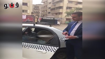 رئيس لجنة بإمبابة يساعد قعيدا في الإدلاء بصوته داخل سيارة أجرة (فيديو)