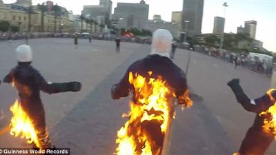 ٣٢ شخصًا يشعلون النيران في أنفسهم برقم قياسي عالمي جديد (فيديو وصور)