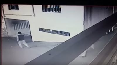 بالفيديو.. لحظة سرقة لصين مبلغا ماليا وذهبا من سيارة بالسعودية