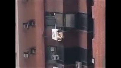 بالفيديو.. رجل يحاول الاختباء من زوج عشيقته بمكيف هواء بالطابق الـ8