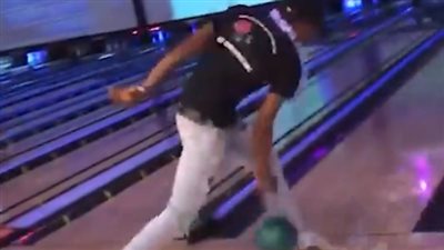 كرة بولينج تتسبب في سقوط مروع لشاب (فيديو)