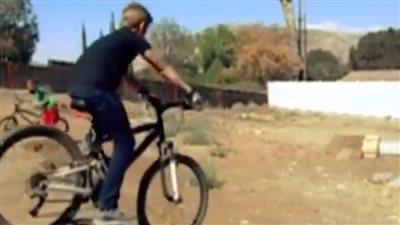 سقوط مروع لصبي استعرض مهاراته في قيادة الدراجات (فيديو)