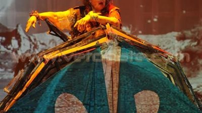 بالصور..أبطال «الأم شجاعة» يتألقون على مسرح «ميامي»